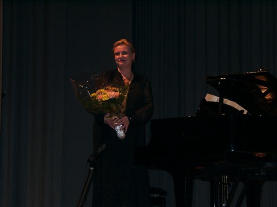Liisa Pimiä saa kukkaset